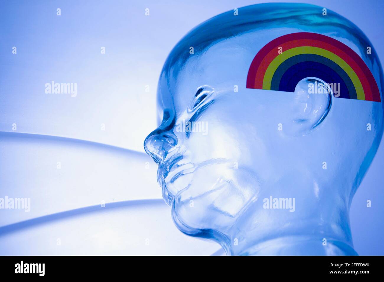 Low-Winkel-Ansicht einer transparenten Statue mit einem Homosexuell Stolz-Symbol darauf Stockfoto