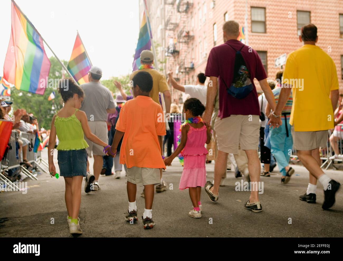 Rückansicht einer Gruppe von Leuten, die an einem laufen gay Parade Stockfoto