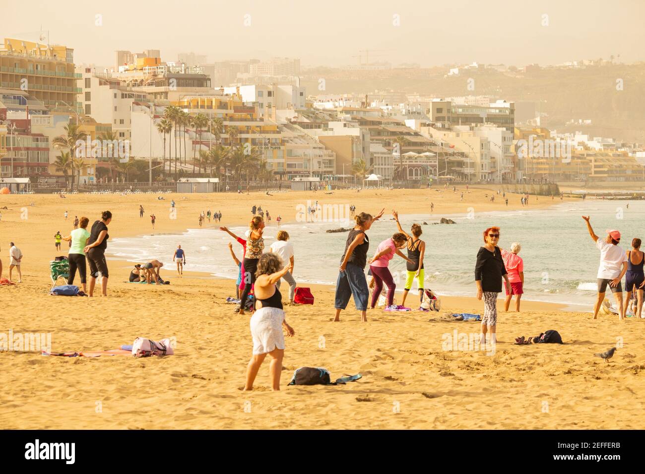 Las Palmas, Gran Canaria, Kanarische Inseln, Spanien. 17th. Februar 2021. Einheimische Frauen in der Keep-FIT-Klasse am Stadtstrand von Las Palmas, da heiße und staubige Winde der Sahara (Calima) die Sicht und Luftqualität auf den Kanarischen Inseln reduzieren. Kredit: Alan Dawson/Alamy Live Nachrichten. Stockfoto