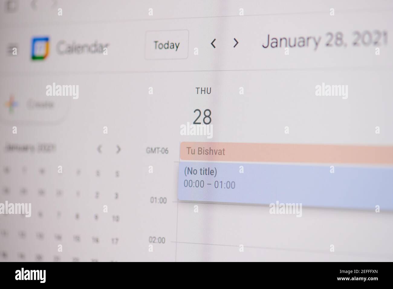 New york, USA - 17. Februar 2021: TU Bischvat 28 Januar auf google Kalender auf google Kalender auf Laptop-Bildschirm Nahaufnahme. Stockfoto