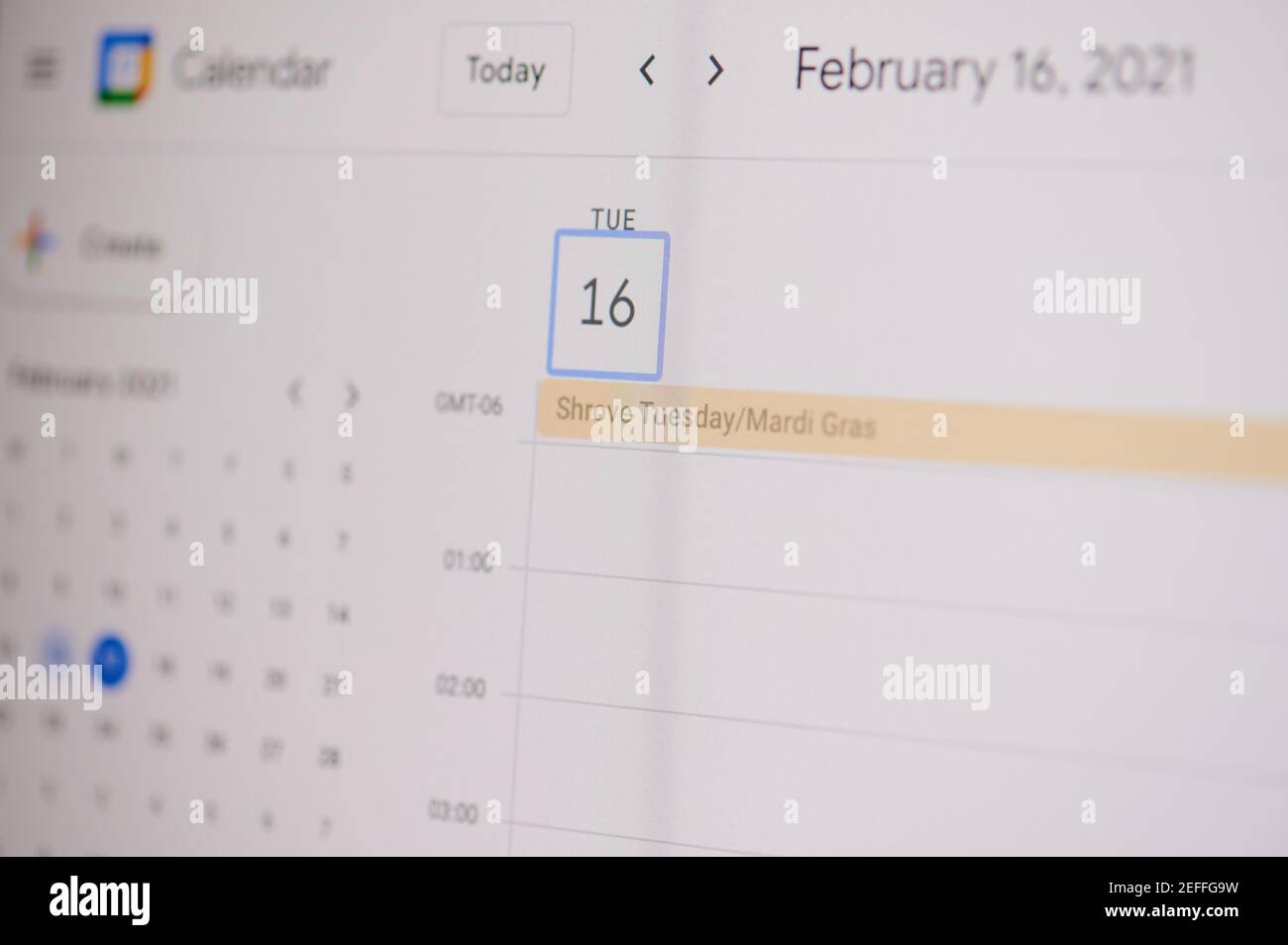 New york, USA - 17. Februar 2021: Shrove Dienstag 16. April auf google Kalender auf Laptop-Bildschirm Nahaufnahme. Stockfoto