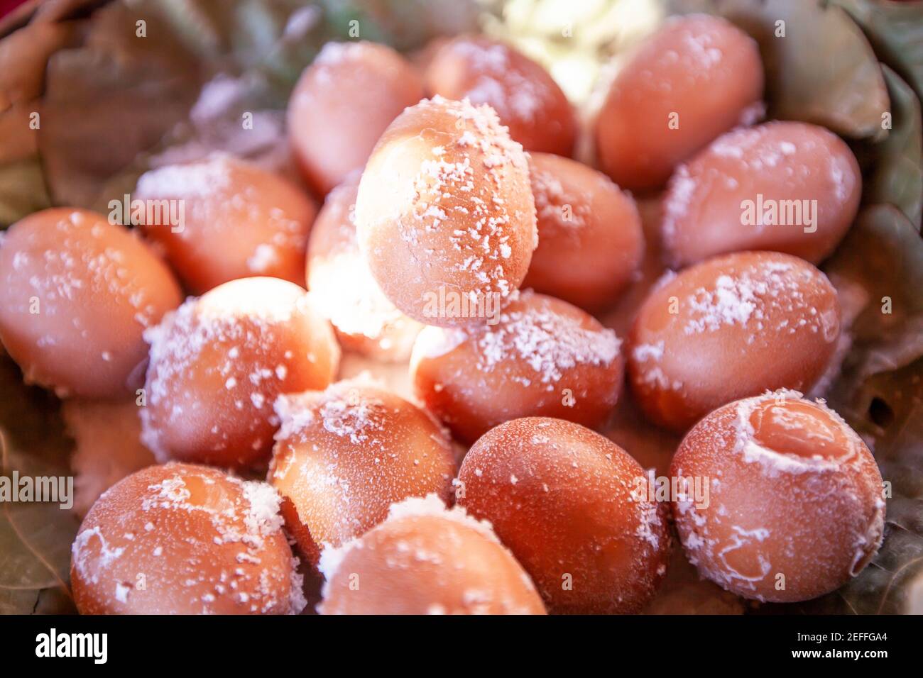 Hartgekochtes Ei oder gesalzenes Entenei wird durch Eintauchen der Eier in die Methode des Siedens von Salzlake in reines Salz hergestellt. Alte Salzgruben von Bo Kluea, Nan, Thailand. Stockfoto