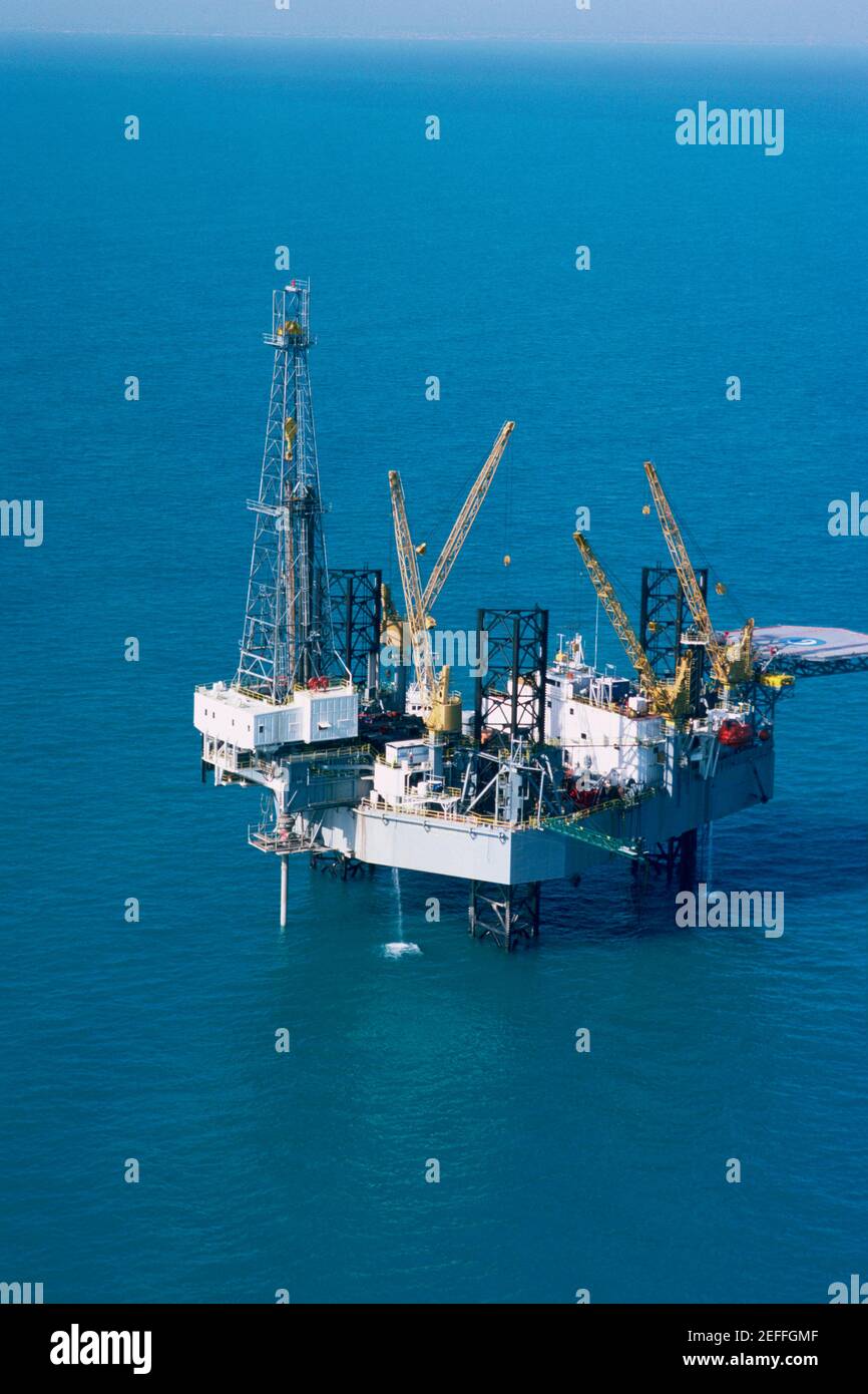 Luftaufnahme des Ölderricks im Mittelmeer Stockfoto