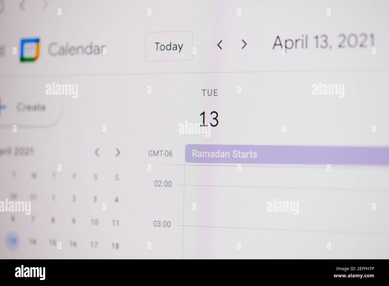 New york, USA - 17. Februar 2021: Ramadan Start 13. April auf google Kalender auf Laptop-Bildschirm Nahaufnahme. Stockfoto