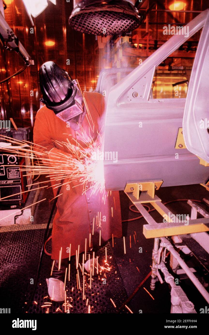 Schweißer, die an Autotüren arbeiten, Newark, Delaware Stockfoto