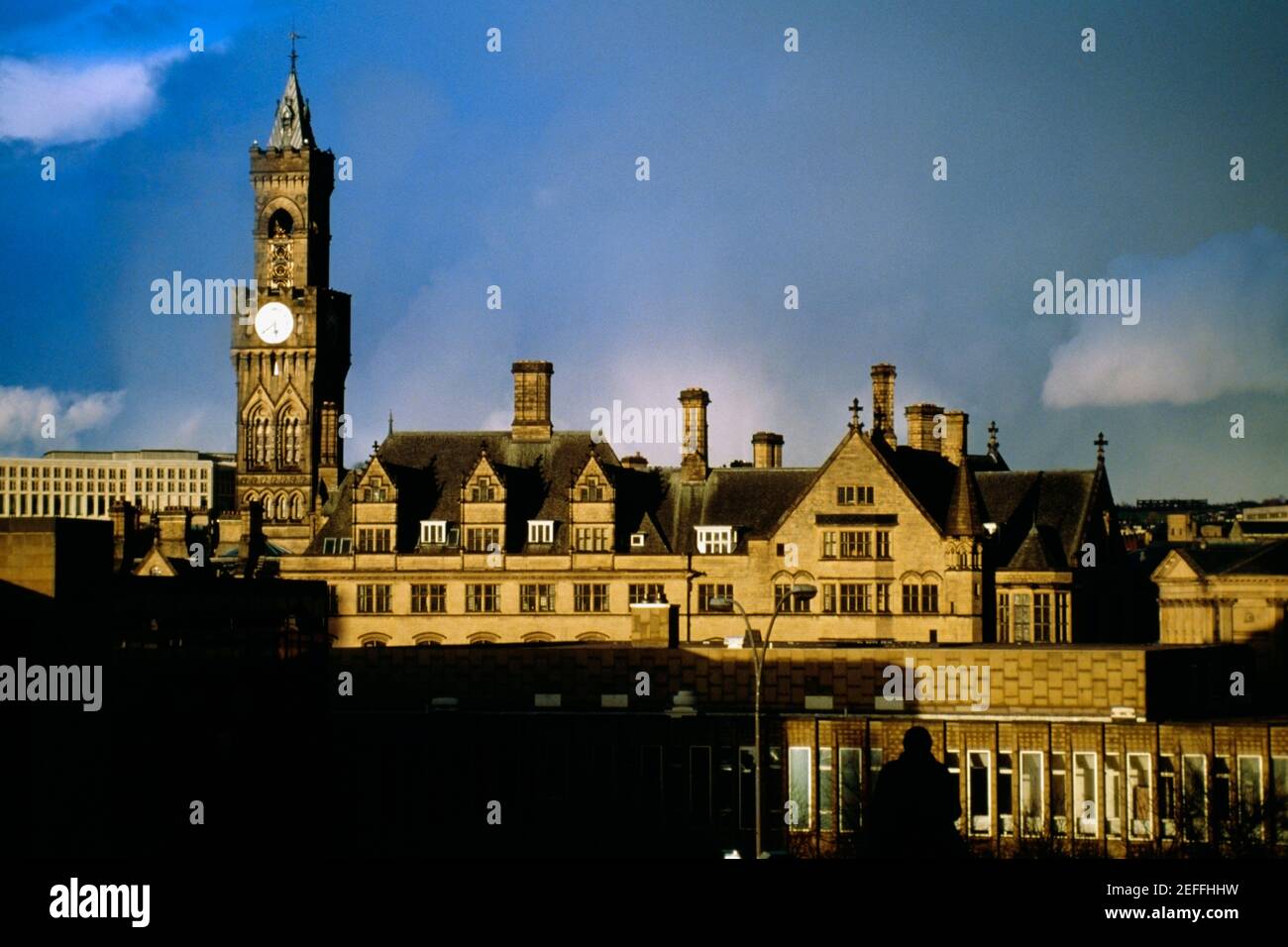 Vorderansicht eines Uhrturms an einem bewölkten Tag, Bradford, England Stockfoto