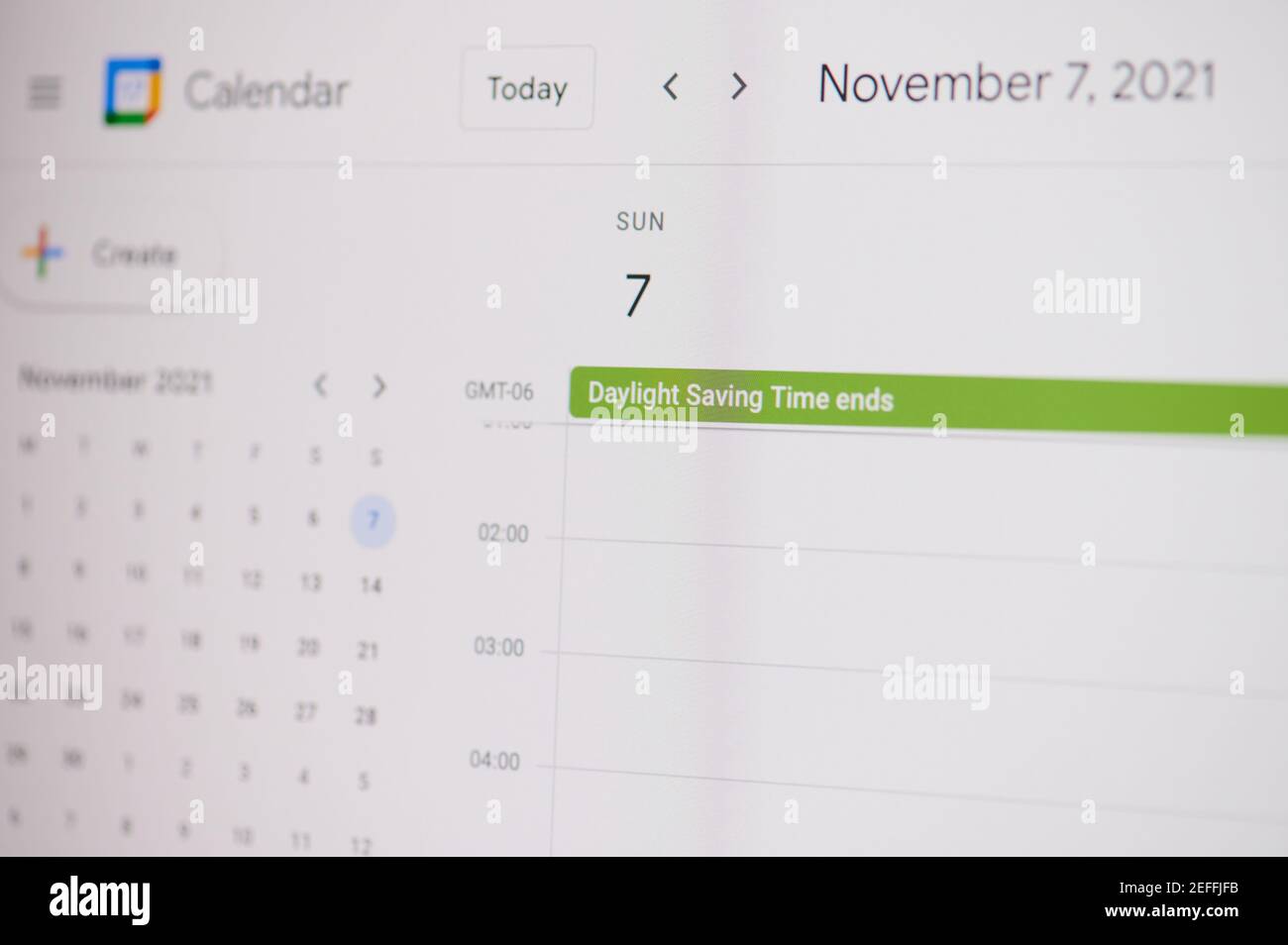New york, USA - 17. Februar 2021: Sommerzeit november 7 auf google Kalender auf Laptop-Bildschirm Nahaufnahme. Stockfoto