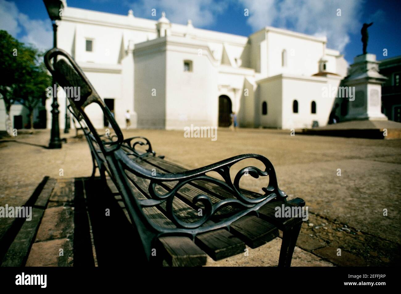 Seitenansicht einer Bank mit einem weißen Haus auf der Rückseite, San Juan, Puerto Rico Stockfoto