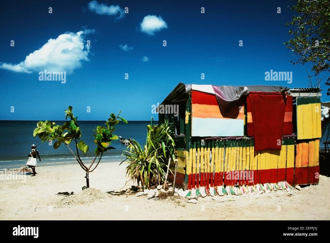 Rückansicht eines groben Unterschlupfes an einem ruhigen Strand, St. Lucia Stockfoto