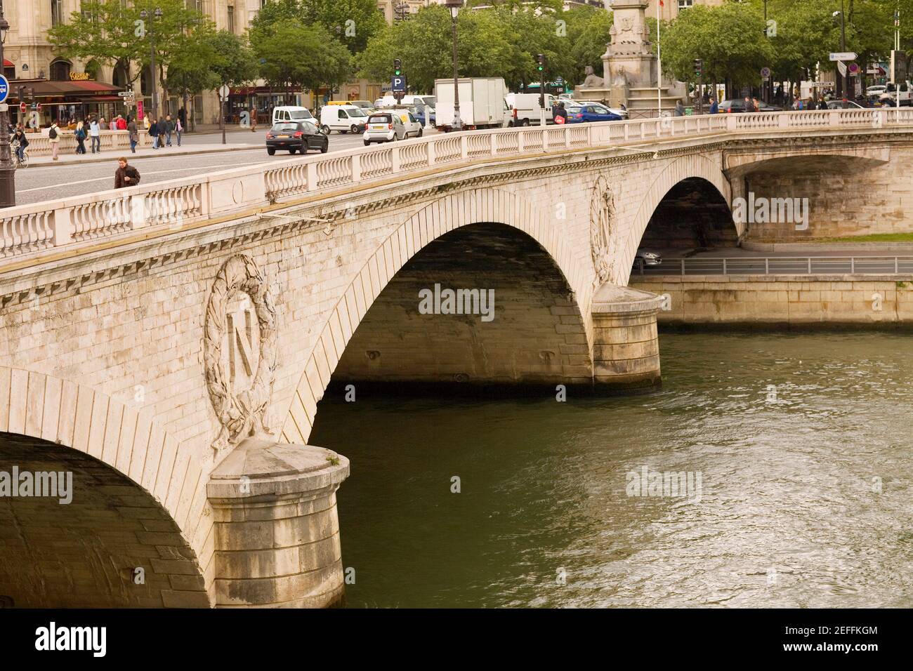 Bogenbrücke über einen Fluss, seine, Paris, Frankreich Stockfoto
