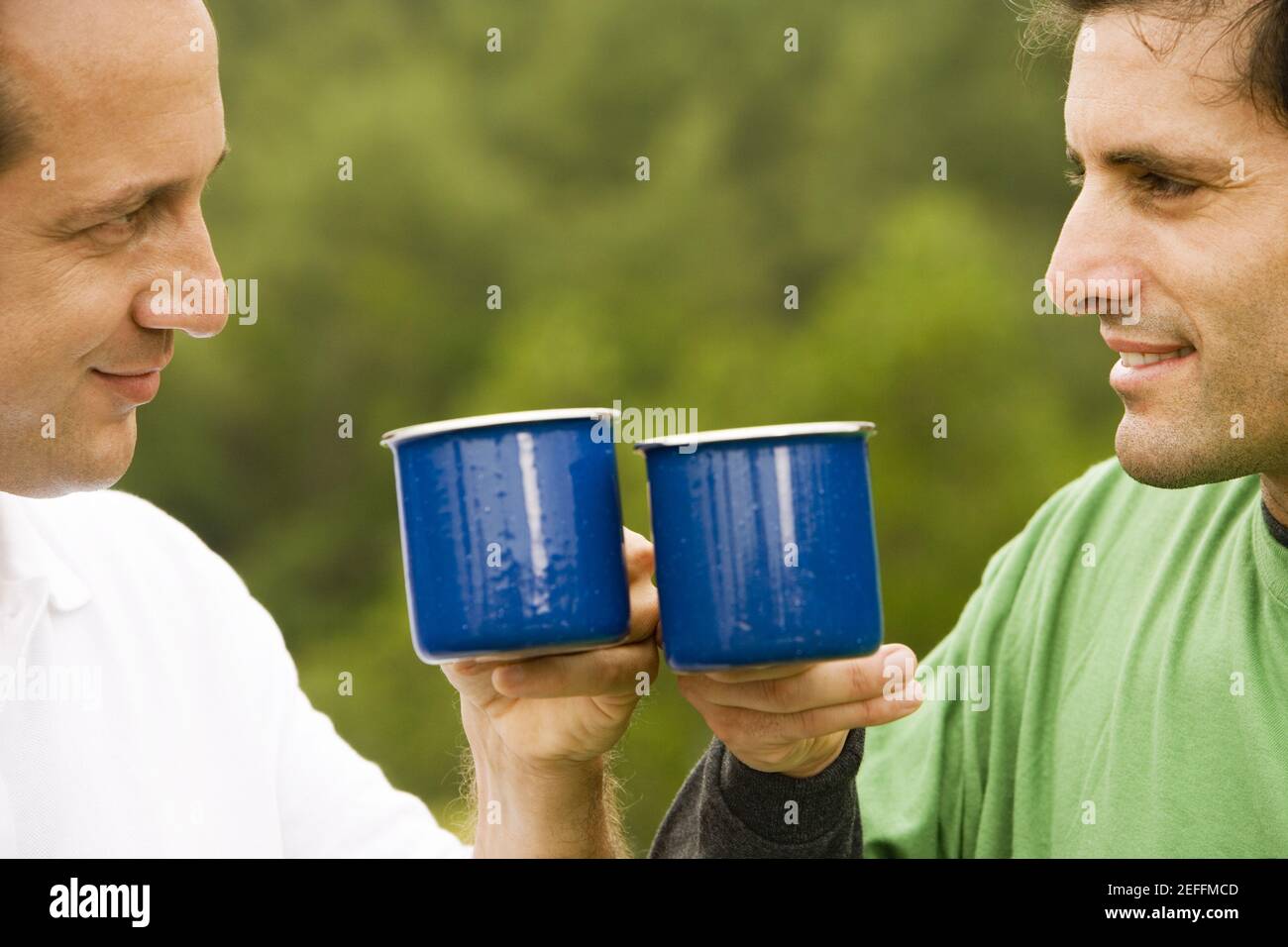 Nahaufnahme eines mittelerwachsenen Mannes und eines reifen Mannes Einen Becher halten Stockfoto