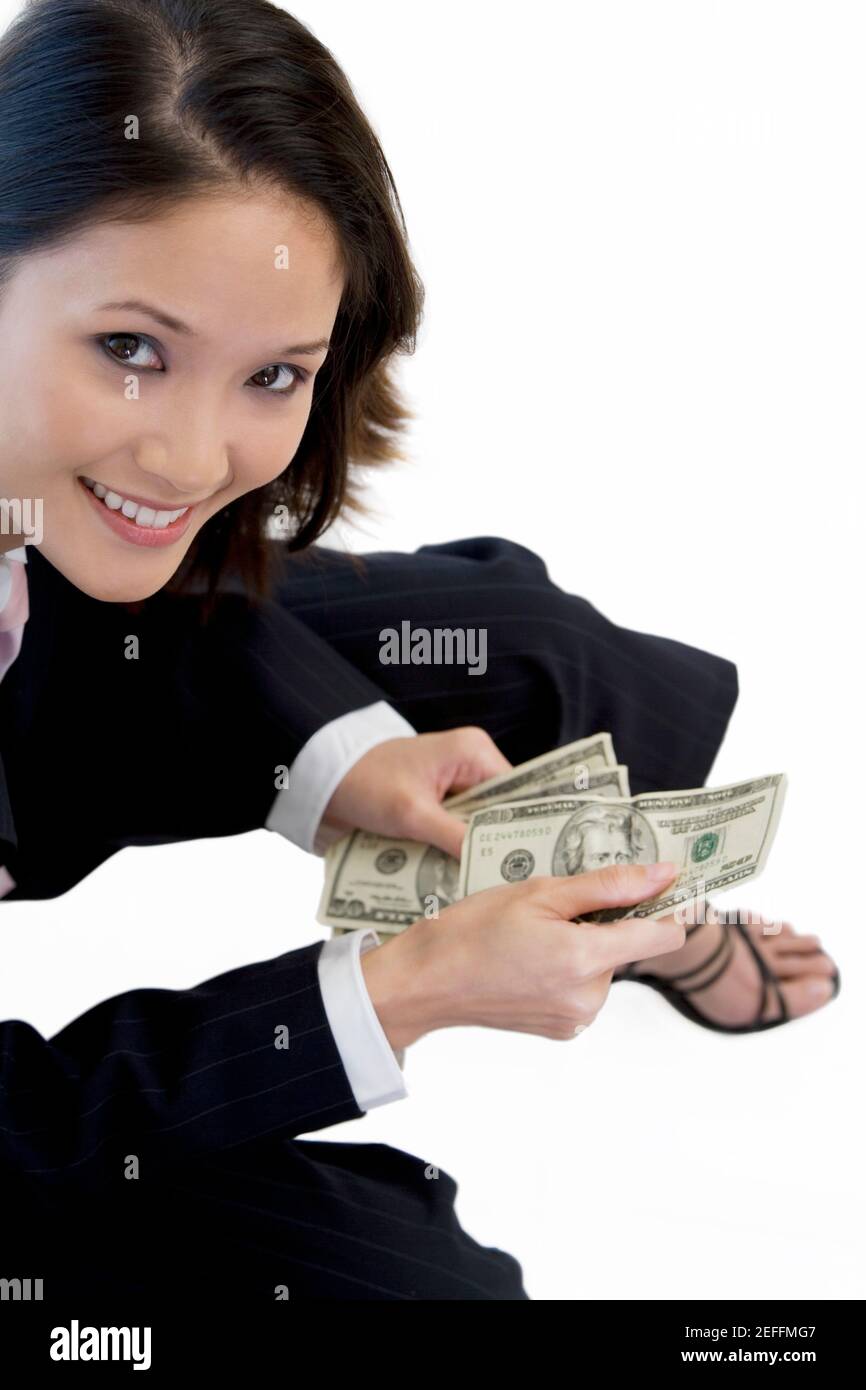 Eine Geschäftsfrau, die amerikanische Papierwährung hält Stockfoto