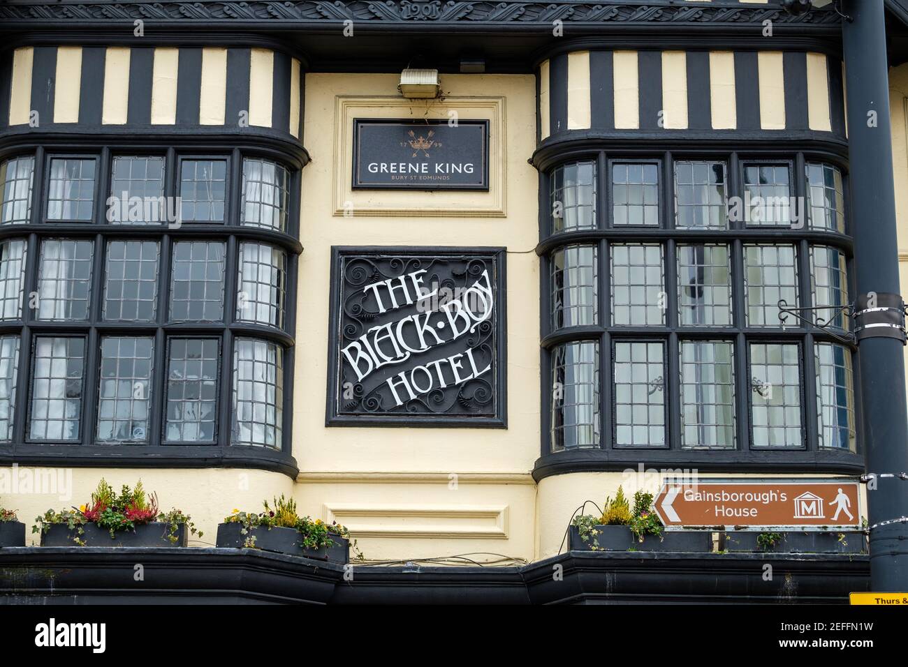 Sudbury, Großbritannien. Februar 2021, 17th. Sudbury, . 17. Februar 2021. Die Brauerei Greene King hat die Ergebnisse ihrer öffentlichen Abstimmung bekannt gegeben, das Black Boy Hotel in Sudbury in Lady Elizabeth umzubenennen, nach Lady Elizabeth de Burgh, die im 14th. Jahrhundert in die Schaffung des Market Hill in Sudbury investiert hat, wo sich das Pub und das Hotel heute befinden. Im Januar kündigte Greene King an, dass es die Pubs wegen der rassistischen Konnotationen der Namen umbenennen würde, aufgrund der Verbindungen der Brauerei Suffolk aus dem 19th. Jahrhundert zur Sklaverei. Kredit: Mark Bullimore/Alamy Live Nachrichten Stockfoto