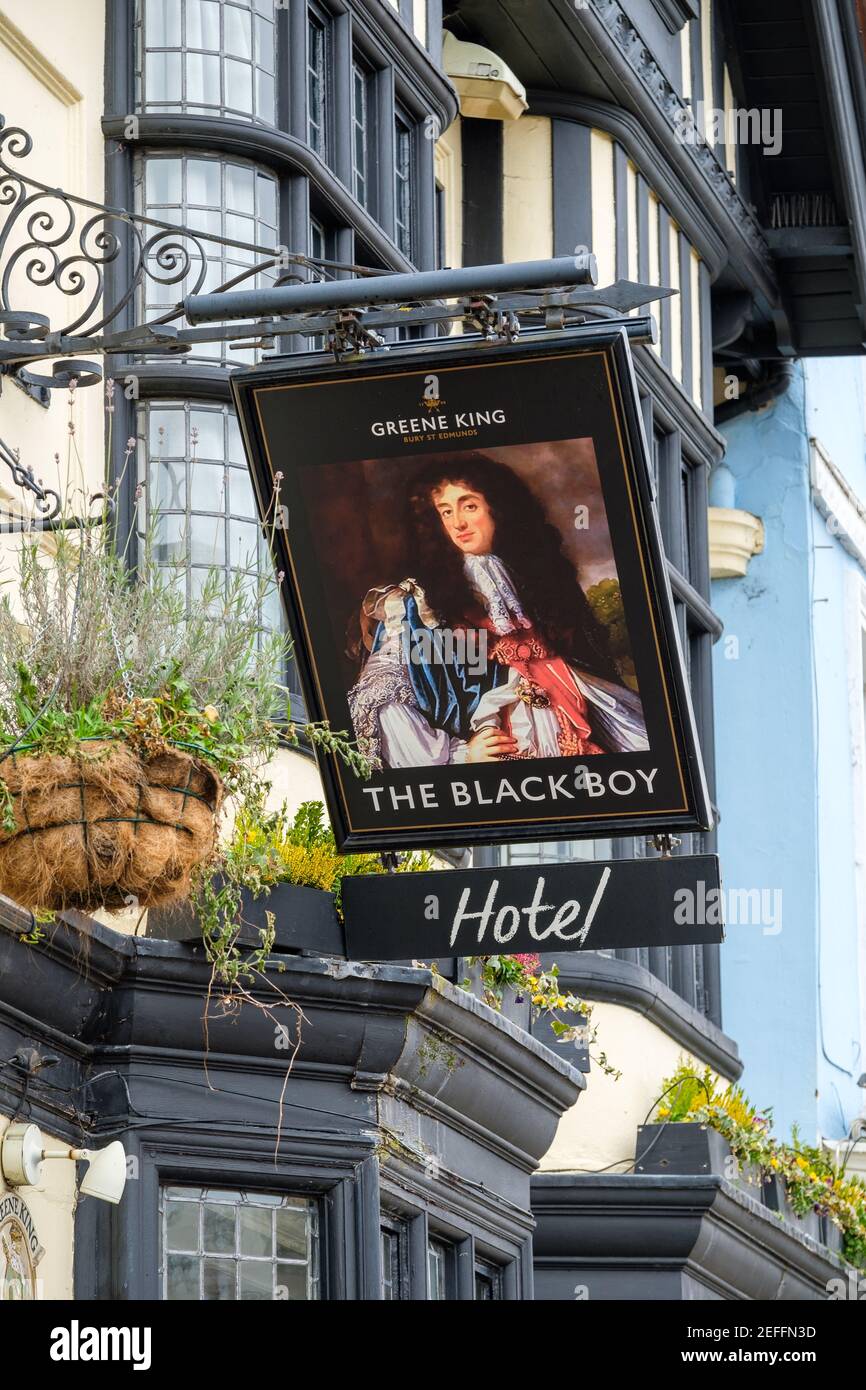 Sudbury, Großbritannien. Februar 2021, 17th. Sudbury, . 17. Februar 2021. Die Brauerei Greene King hat die Ergebnisse ihrer öffentlichen Abstimmung bekannt gegeben, das Black Boy Hotel in Sudbury in Lady Elizabeth umzubenennen, nach Lady Elizabeth de Burgh, die im 14th. Jahrhundert in die Schaffung des Market Hill in Sudbury investiert hat, wo sich das Pub und das Hotel heute befinden. Im Januar kündigte Greene King an, dass es die Pubs wegen der rassistischen Konnotationen der Namen umbenennen würde, aufgrund der Verbindungen der Brauerei Suffolk aus dem 19th. Jahrhundert zur Sklaverei. Kredit: Mark Bullimore/Alamy Live Nachrichten Stockfoto