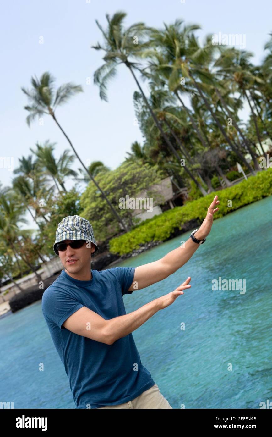 Männlicher Führer winkt CookÅ½s Meer, Kapitänsdenkmal, Kealakekua Bay, Kona Coast, Big Island, Hawaii-Inseln, USA Stockfoto