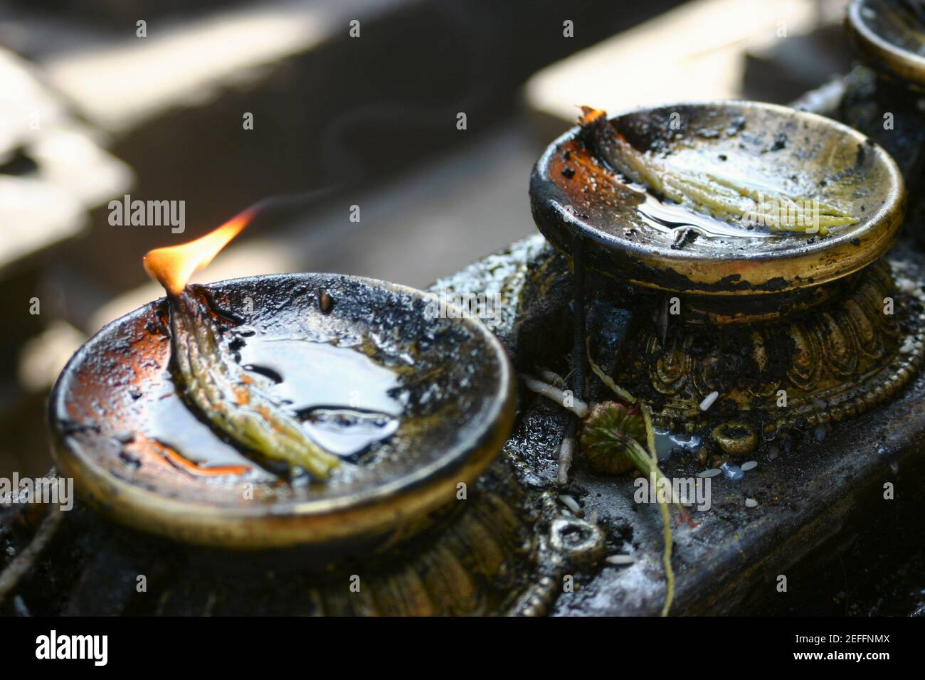 Hochwinkelansicht von Öllampen, Swayambhunath, Kathmandu, Nepal Stockfoto