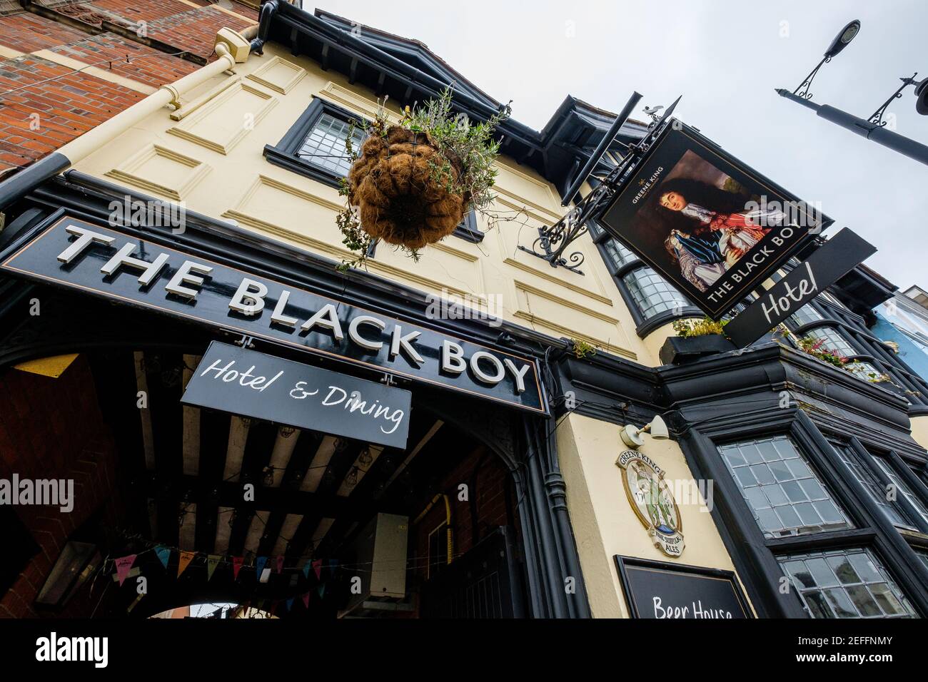 Sudbury, Großbritannien. Februar 2021, 17th. Sudbury, . 17. Februar 2021. Die Brauerei Greene King hat die Ergebnisse ihrer öffentlichen Abstimmung bekannt gegeben, das Black Boy Hotel in Sudbury in Lady Elizabeth umzubenennen, nach Lady Elizabeth de Burgh, die im 14th. Jahrhundert in die Schaffung des Market Hill in Sudbury investiert hat, wo sich das Pub und das Hotel heute befinden. Im Januar kündigte Greene King an, dass es die Pubs wegen der rassistischen Konnotationen der Namen umbenennen würde, aufgrund der Verbindungen der Brauerei Suffolk aus dem 19th. Jahrhundert zur Sklaverei. Kredit: Mark Bullimore/Alamy Live Nachrichten Stockfoto