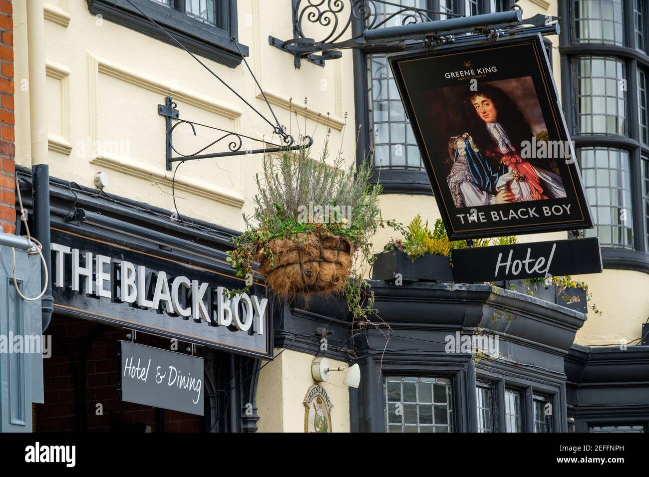 Sudbury, Großbritannien. Februar 2021, 17th. Sudbury, . 17. Februar 2021. Die Brauerei Greene King hat die Ergebnisse ihrer öffentlichen Abstimmung bekannt gegeben, das Black Boy Hotel in Sudbury in Lady Elizabeth umzubenennen, nach Lady Elizabeth de Burgh, die im 14th. Jahrhundert in die Schaffung des Market Hill in Sudbury investiert hat, wo sich das Pub und das Hotel heute befinden. Im Januar kündigte Greene King an, dass es die Pubs wegen der rassistischen Konnotationen der Namen umbenennen würde, aufgrund der Verbindungen der Brauerei Suffolk aus dem 19th. Jahrhundert zur Sklaverei. Kredit: Mark Bullimore/Alamy Live Nachrichten Stockfoto