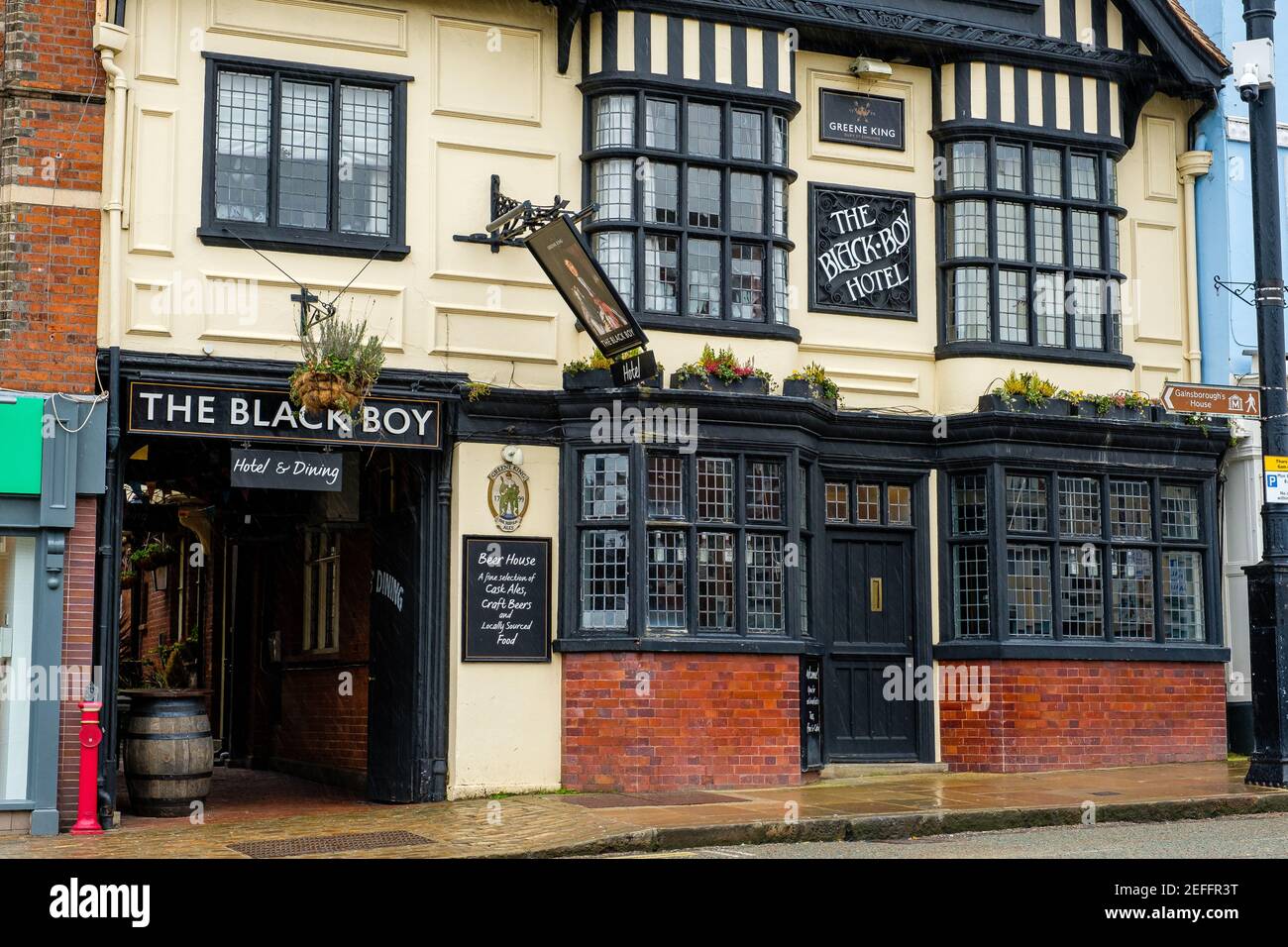 Sudbury, Großbritannien. Februar 2021, 17th. Sudbury, . 17. Februar 2021. Die Brauerei Greene King hat die Ergebnisse ihrer öffentlichen Abstimmung bekannt gegeben, das Black Boy Hotel in Sudbury in Lady Elizabeth umzubenennen, nach Lady Elizabeth de Burgh, die im 14th. Jahrhundert in die Schaffung des Market Hill in Sudbury investiert hat, wo sich das Pub und das Hotel heute befinden. Im Januar kündigte Greene King an, dass es die Pubs wegen der rassistischen Konnotationen der Namen umbenennen würde, aufgrund der Verbindungen der Brauerei Suffolk aus dem 19th. Jahrhundert zur Sklaverei. Kredit: Mark Bullimore/Alamy Live Nachrichten Stockfoto