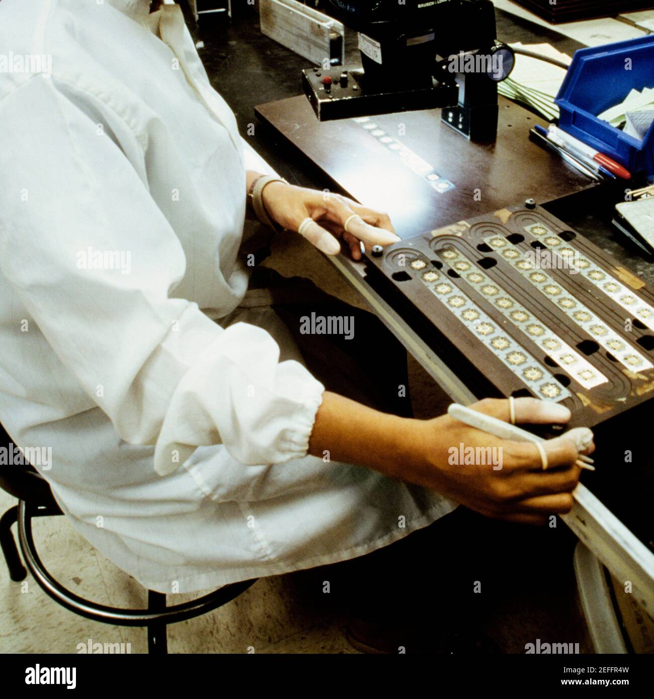 Mittlere Ansicht eines Mannes, der in einer Elektronikindustrie arbeitet, Singapur Stockfoto