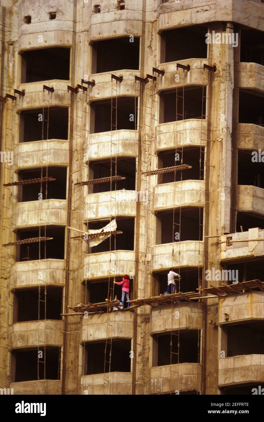 Zwei Bauarbeiter arbeiten an einem Gebäude, Bangkok, Thailand Stockfoto