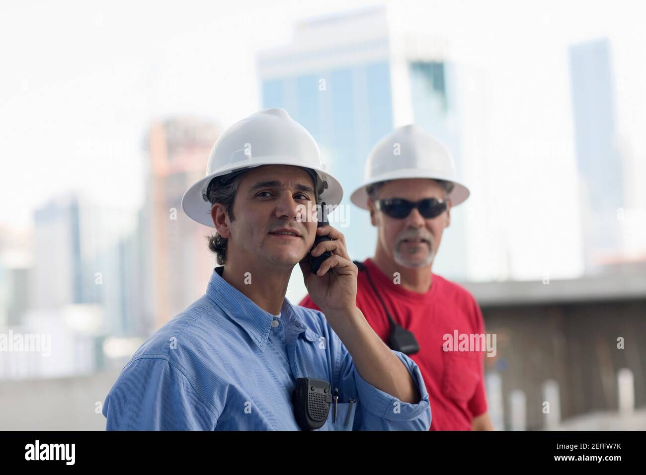 Nahaufnahme von zwei männlichen Bauarbeitern auf einer Baustelle Stockfoto