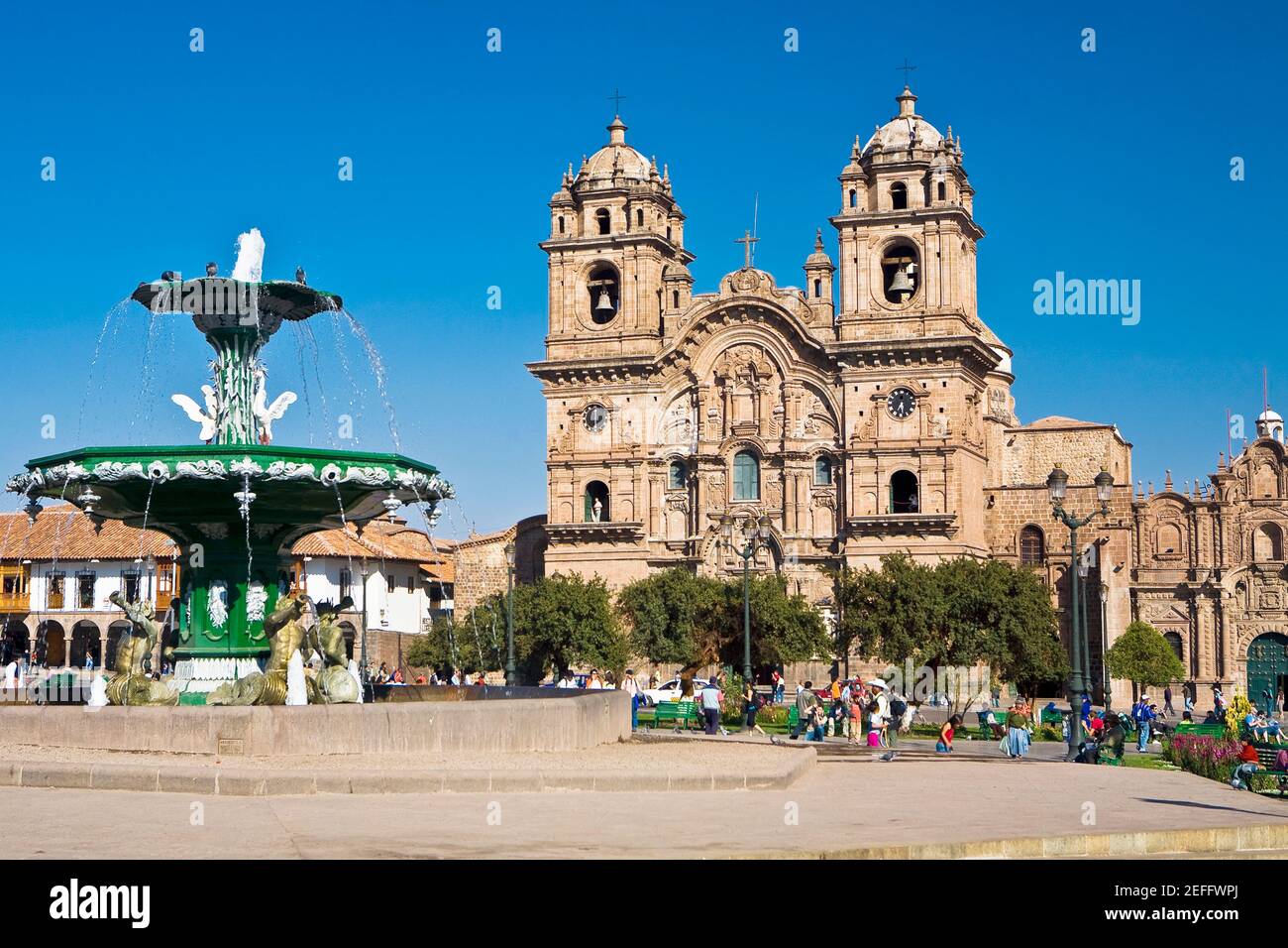Brunnen vor einer Kirche, La Compania, Plaza-De-Armas, Cuzco, Peru Stockfoto