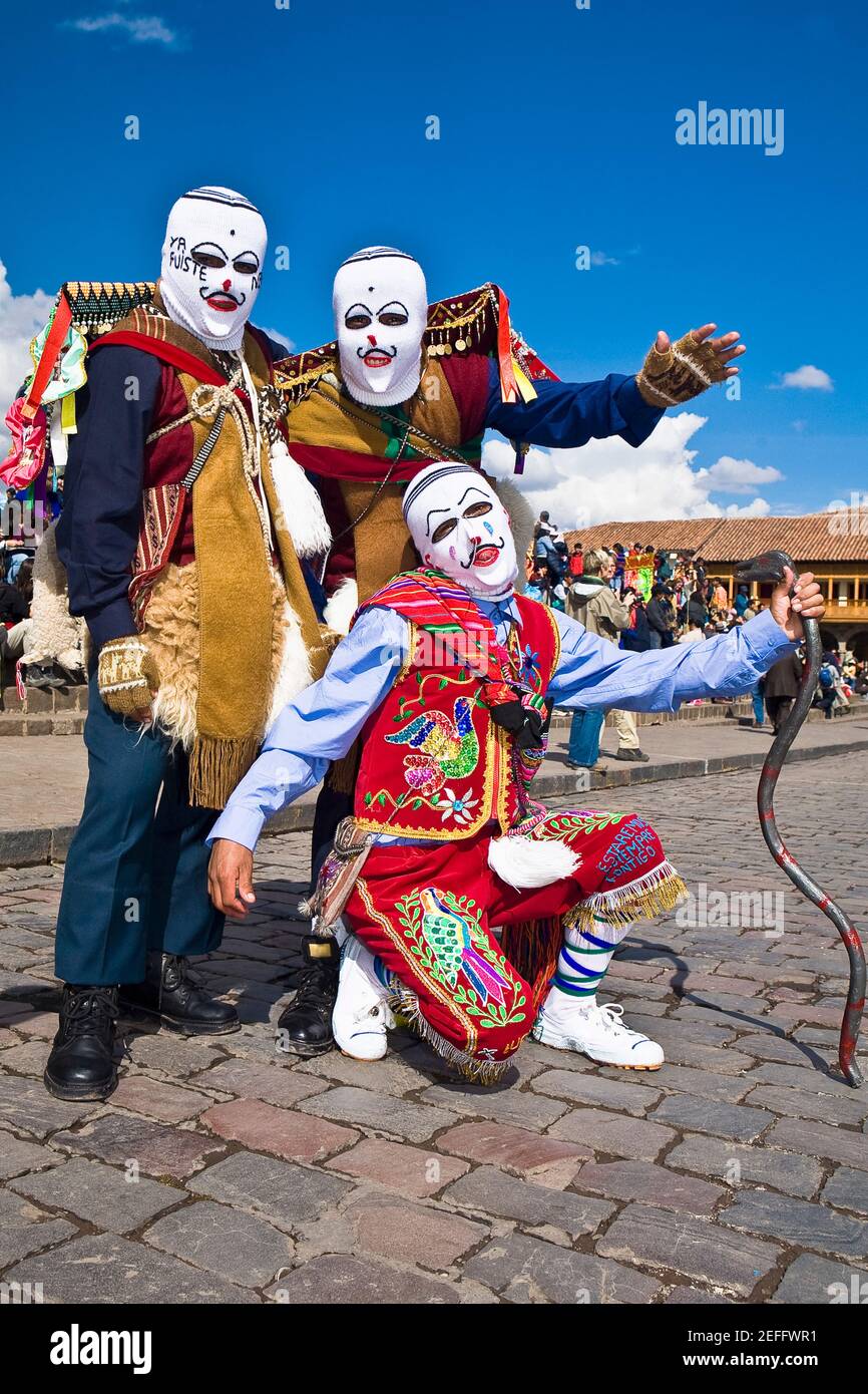 Drei Menschen in traditionellen Kostümen bei einem Festival, Peru Stockfoto
