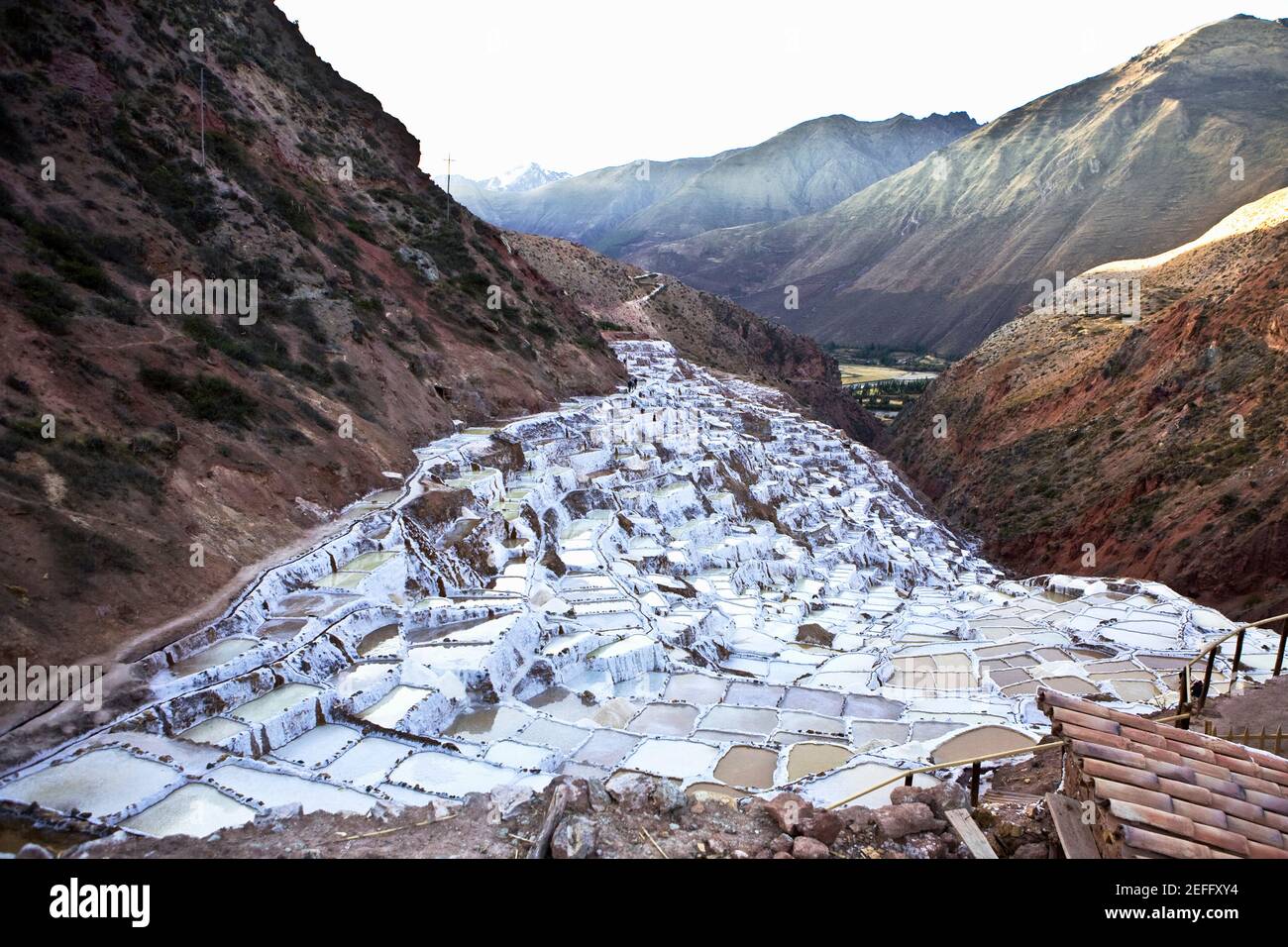 Reihenhaus Salz Teiche auf einem Berghang, Salinas De Maras, Cuzco, Peru Stockfoto