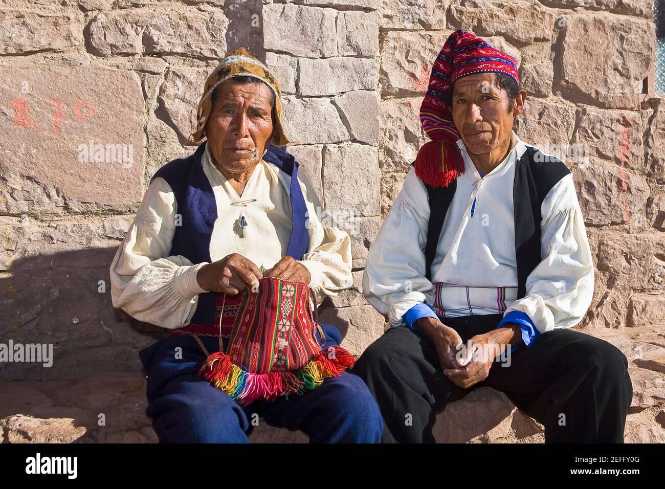 Porträt von zwei älteren Männern, die zusammen sitzen, Taquile Island, Titicacasee, Puno, Peru Stockfoto