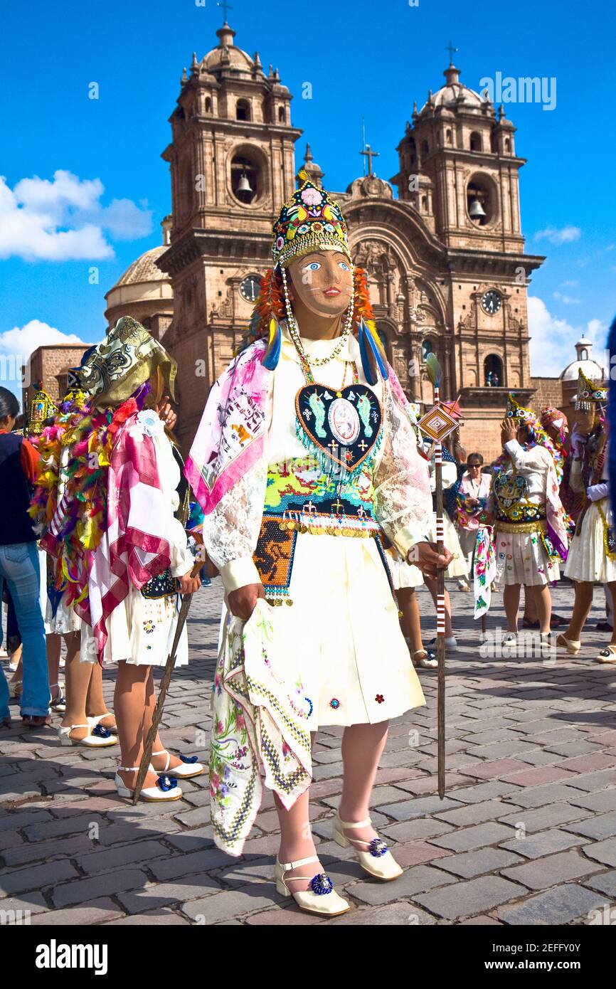 Gruppe von Frauen in traditionellen Kostümen und stehen vor einer Kirche, Peru Stockfoto