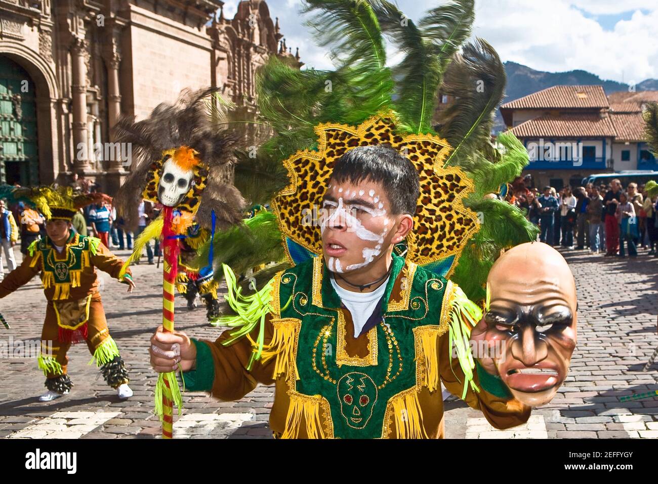 Junger Mann in traditioneller Tracht bei einem Festival in Peru Stockfoto