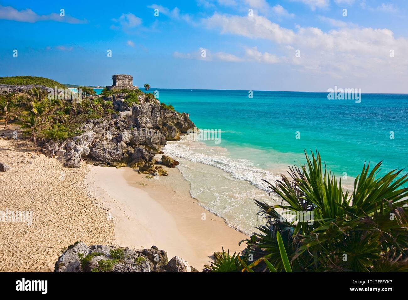 Ruinen eines Tempels am Meer, Tempel der Wind Gottes, Zona Arqueologica De Tulum, Cancun, Quintana Roo, Mexiko Stockfoto