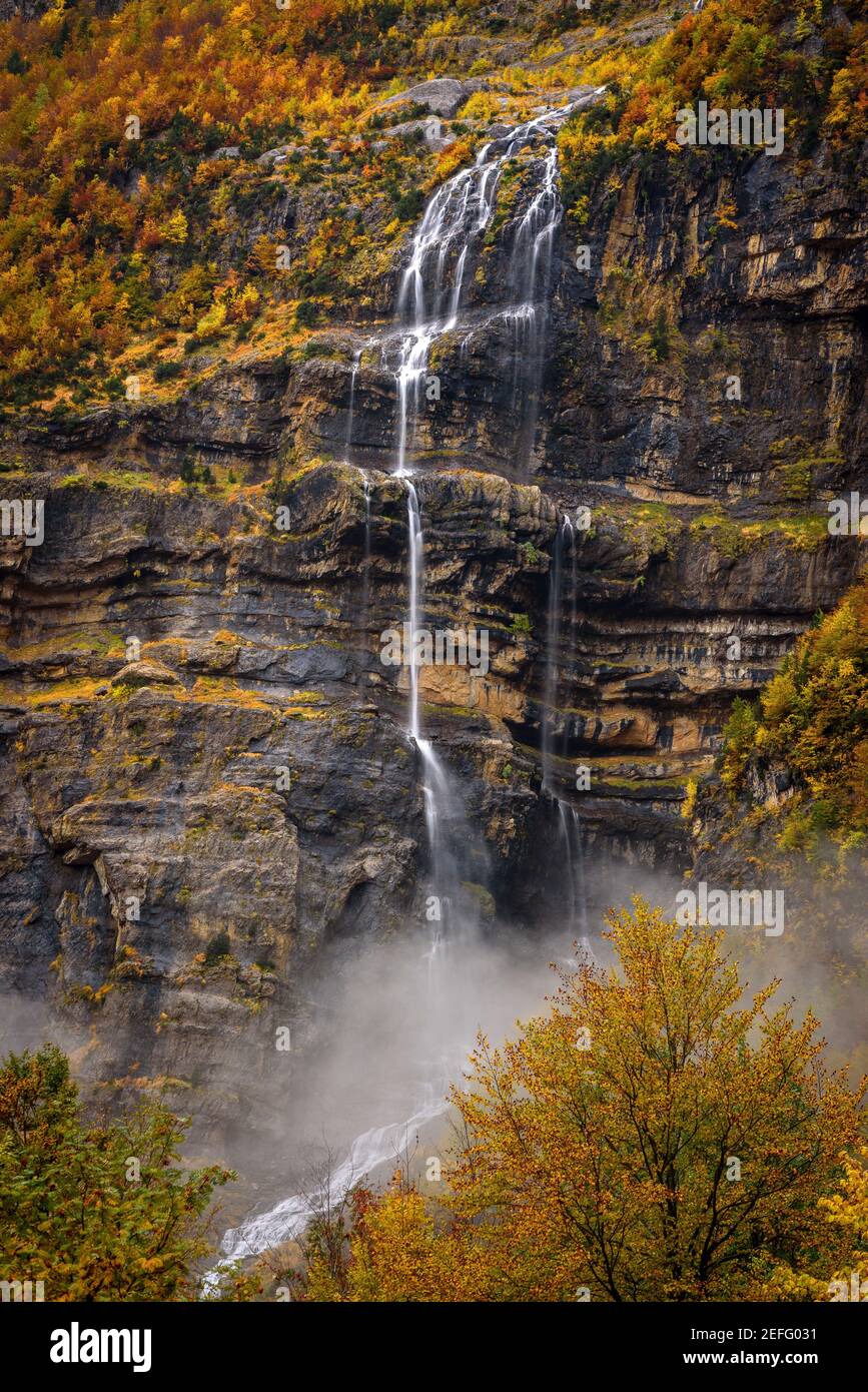 Pineta-Tal im Herbst nach heftigem Regen (Nationalpark Ordesa und Monte Perdido, Spanien) ESP: Valle de Pineta en otoño, después de unas lluvias intensas Stockfoto