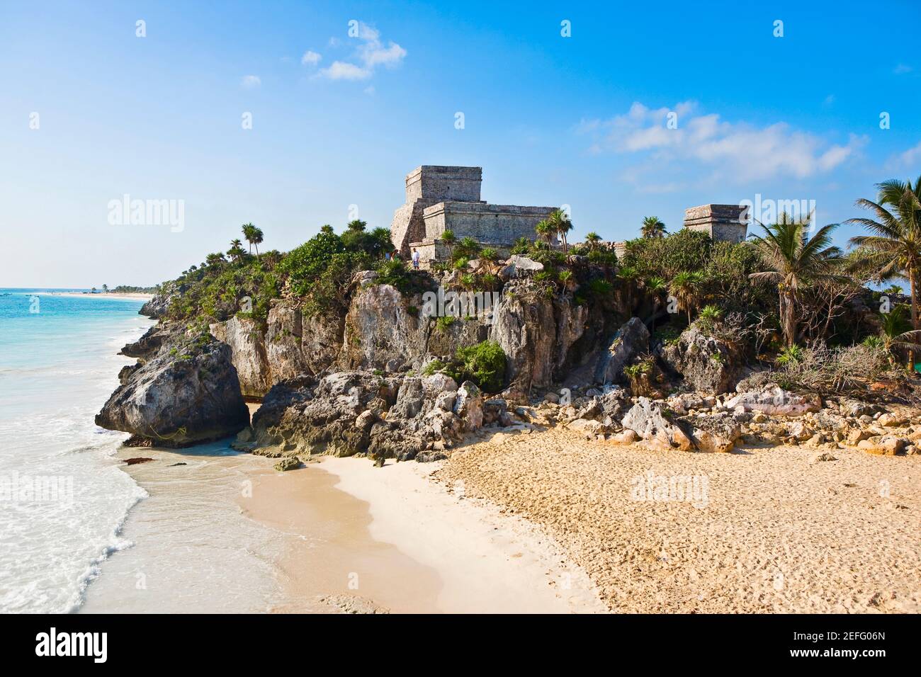Ruinen einer Burg am Meer, Zona Arqueologica De Tulum, Cancun, Quintana Roo, Mexiko Stockfoto
