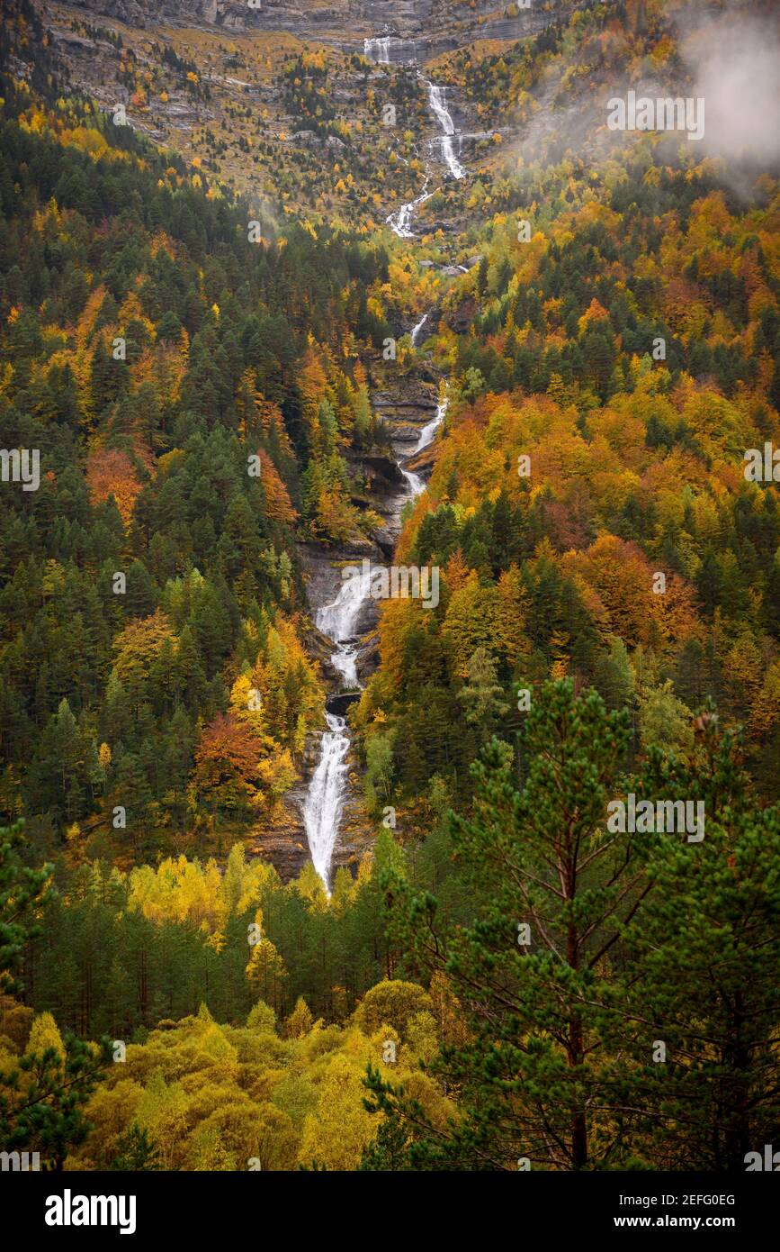 Pineta-Tal im Herbst nach heftigem Regen (Nationalpark Ordesa und Monte Perdido, Spanien) ESP: Valle de Pineta en otoño, después de unas lluvias intensas Stockfoto