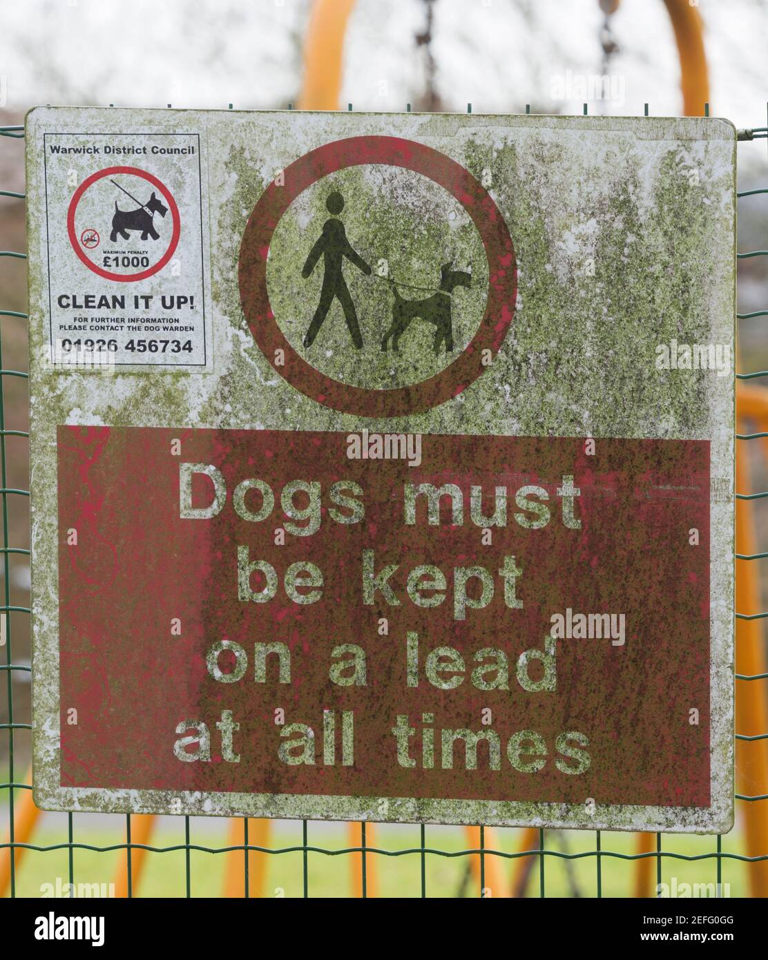 "Hunde müssen immer an der Leine geführt werden", Algenschild, Warwickshire, Großbritannien Stockfoto