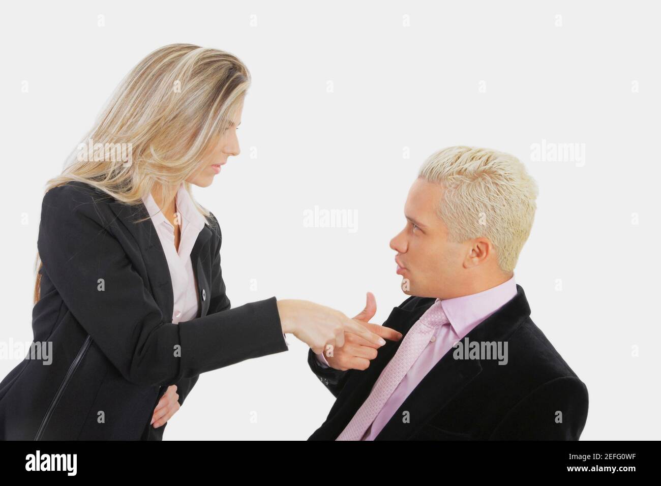 Nahaufnahme einer Geschäftsfrau, die einen Geschäftsmann beschuldigt Stockfoto