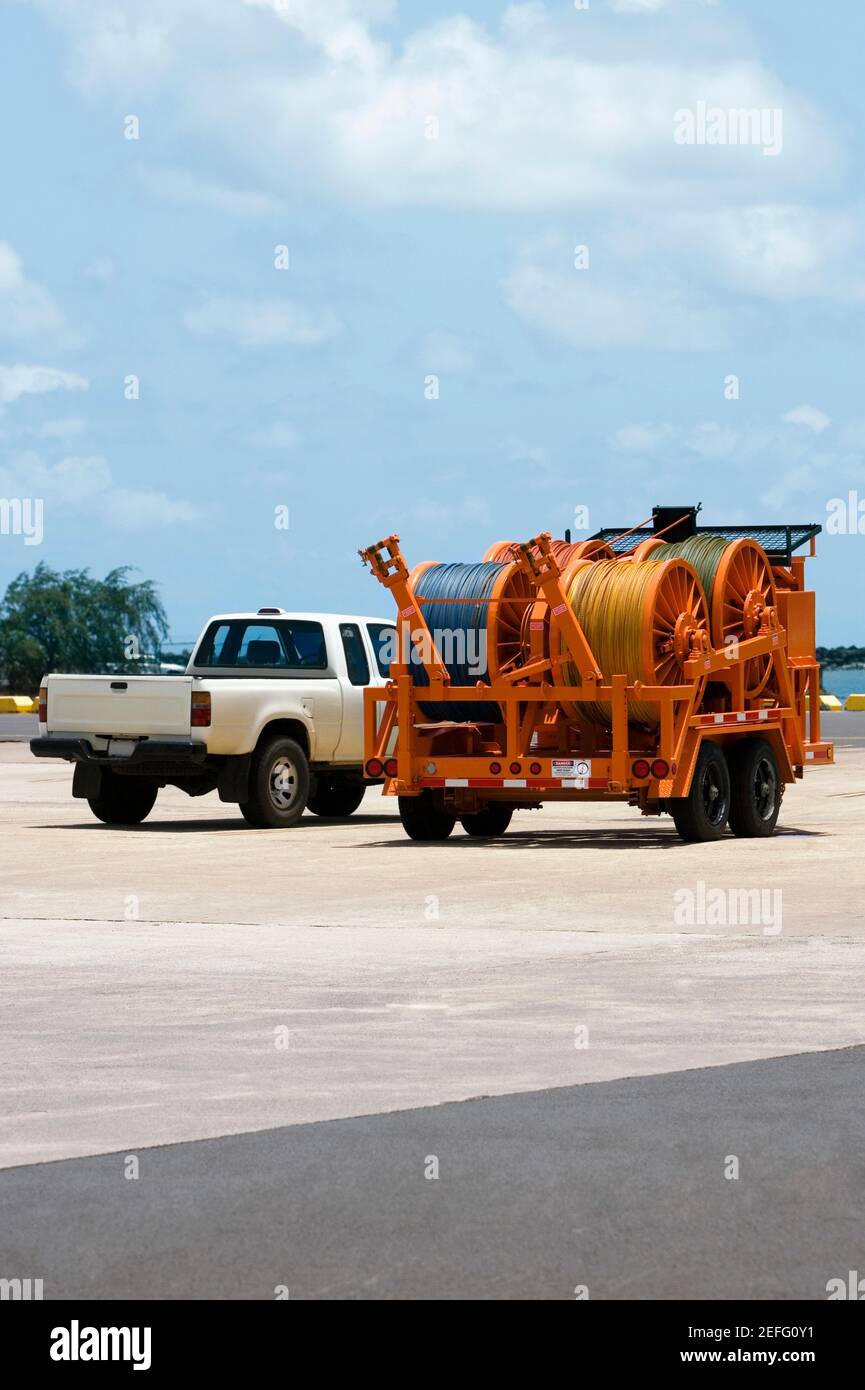 Kran und ein Auto an einem kommerziellen Dock Stockfoto