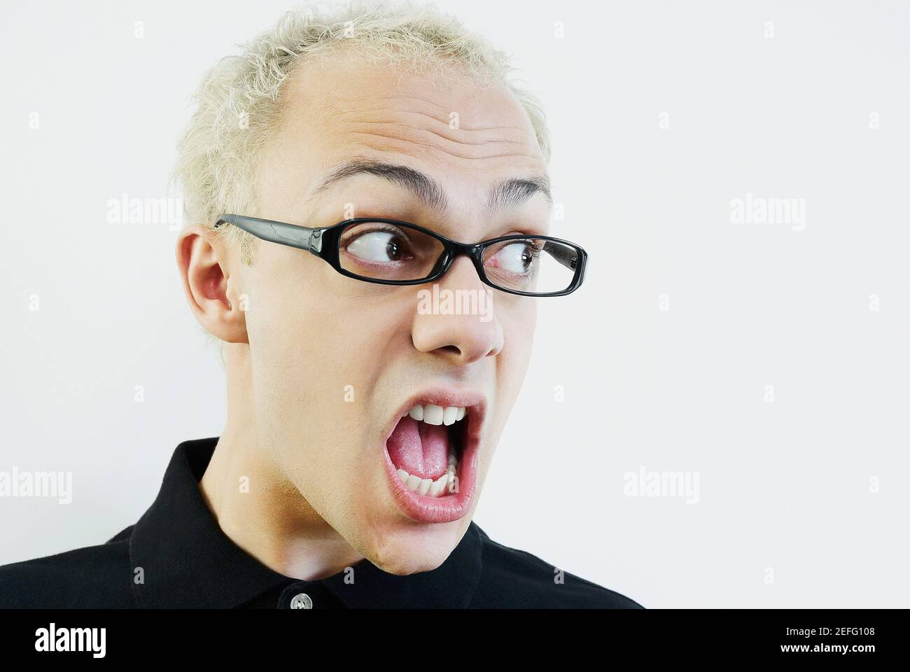 Nahaufnahme eines jungen Mannes, der schreit und wegschaut Stockfoto