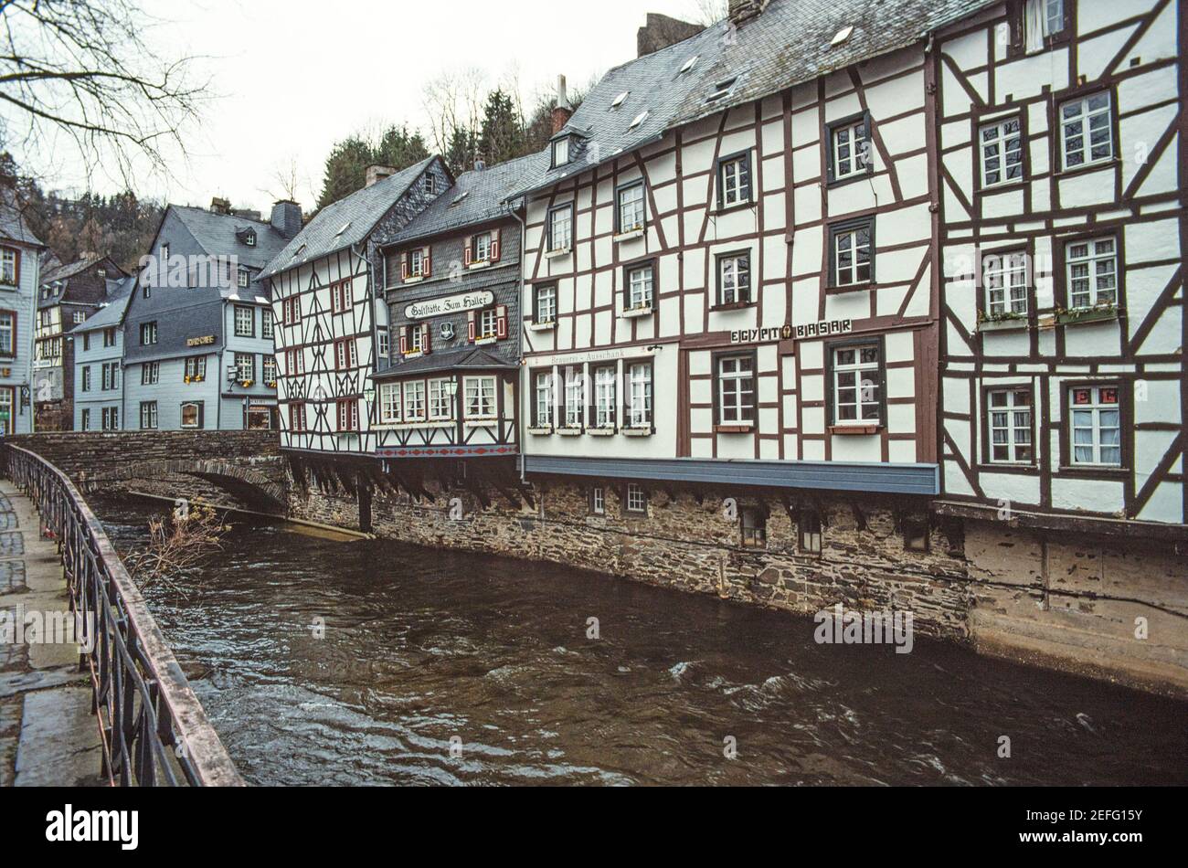 Monschau ist eine Stadt in Westdeutschland, nahe der belgischen Grenze. Es ist bekannt für sein mittelalterliches Zentrum, mit Fachwerkhäusern und engen Kopfsteinpflasterstraßen. Monschau Eifel Deutschland EU Europa Stockfoto