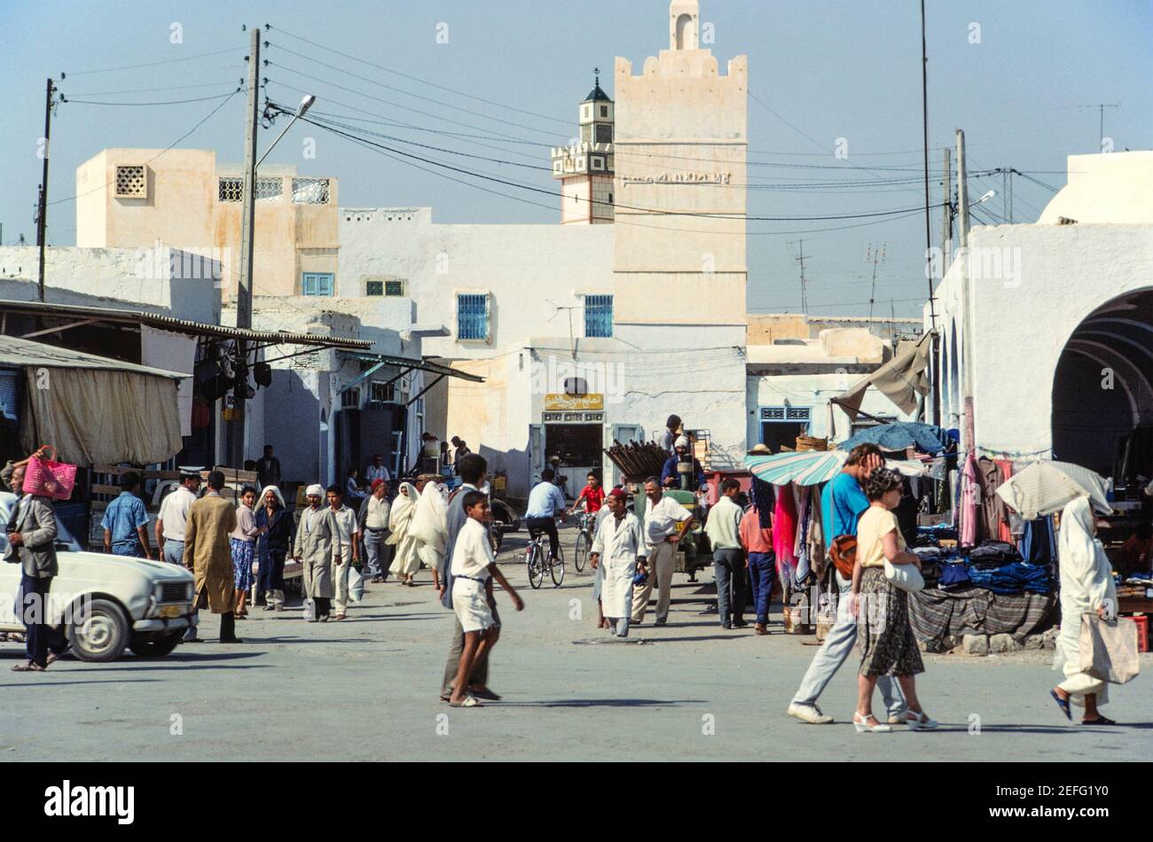 1988 Tunis - Street scene, Tunis Medina und Moschee, Tunesien, Nordafrika Stockfoto