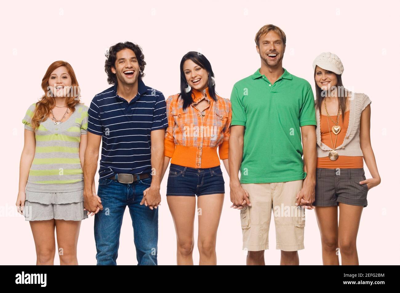 Porträt von zwei Männer und drei junge Frauen stehen mit ihren Händchen Stockfoto