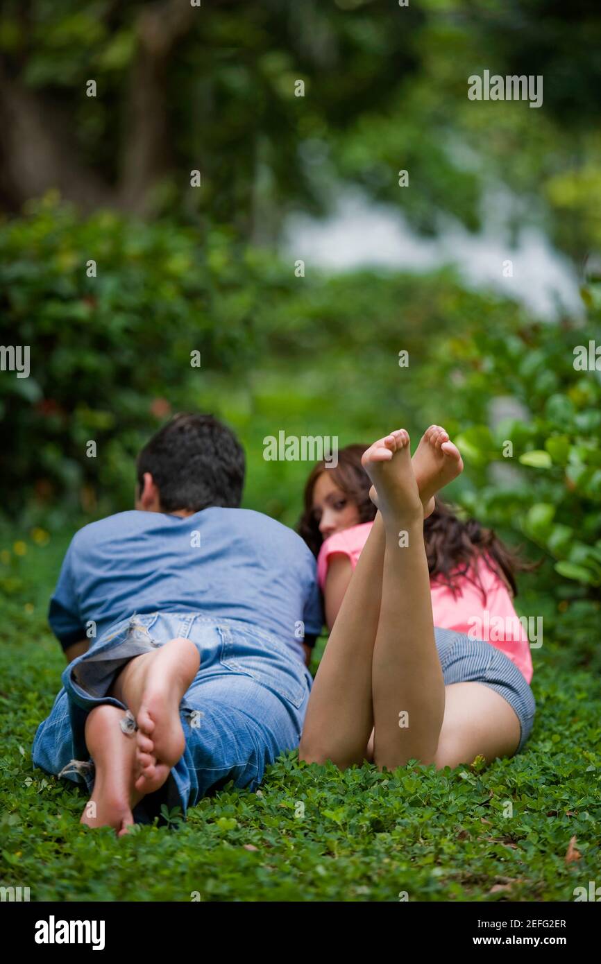 Rückansicht eines jungen Paares, liegend in einem park Stockfoto