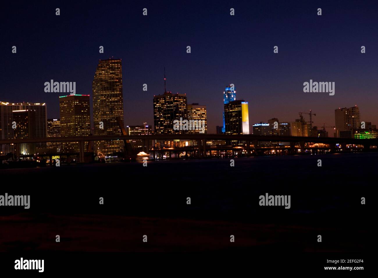 Gebäude in einer Stadt beleuchtet in der Nacht, Miami, Florida, USA Stockfoto