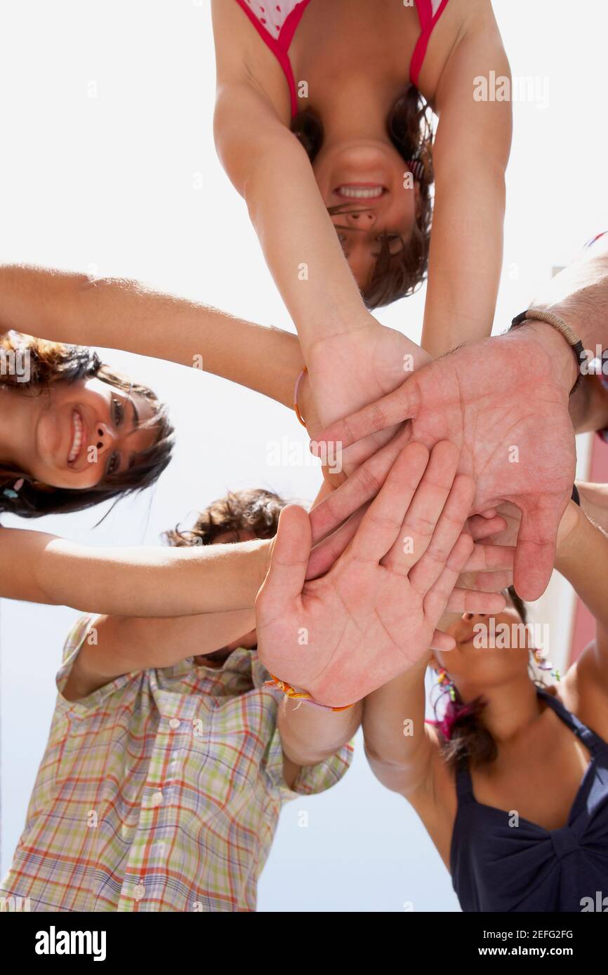 Niedrigen Winkel Ansicht von drei jungen Frauen und zwei junge Männer in ein Wirrwarr Stockfoto
