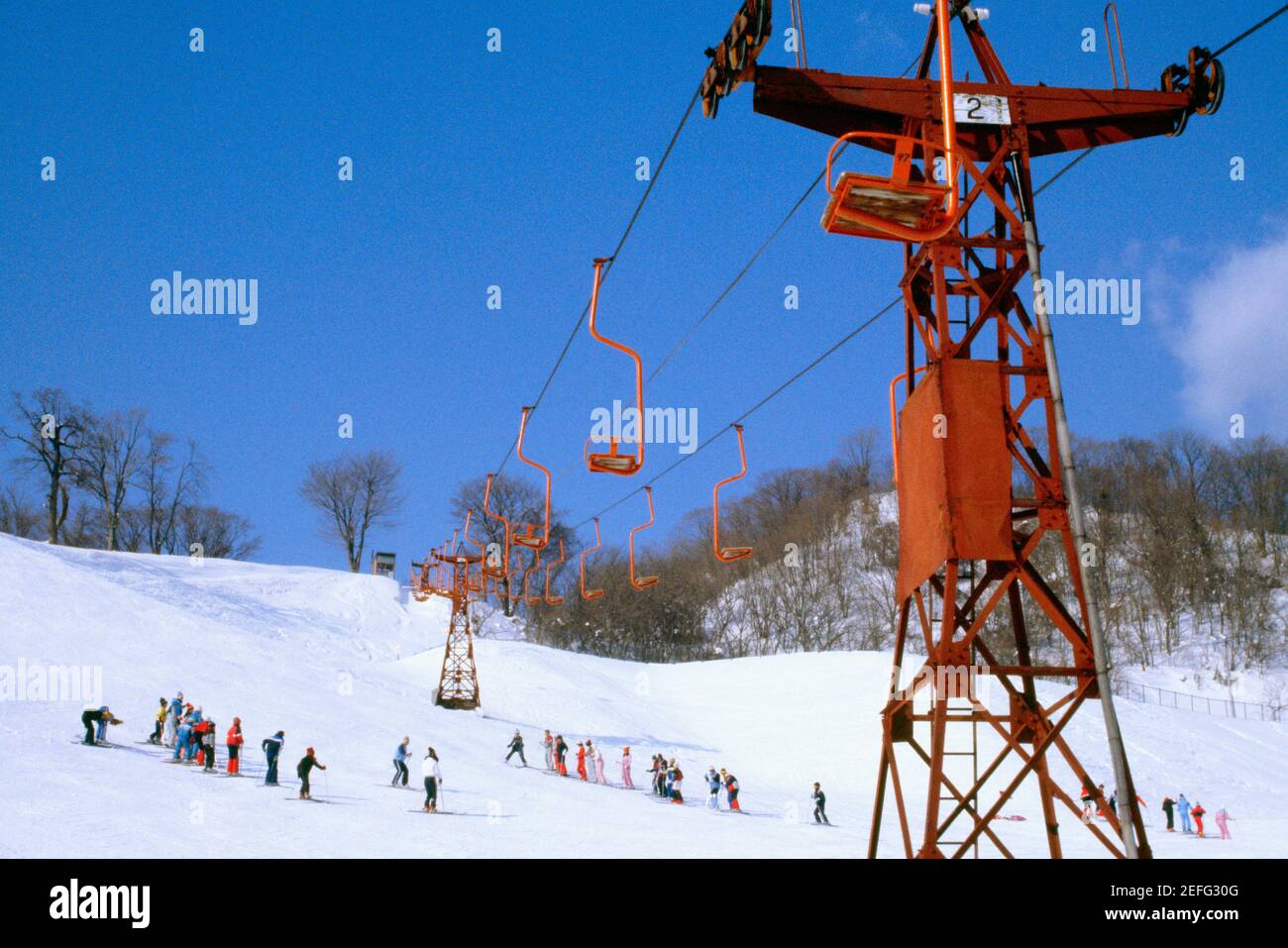 Niedriger Winkel Blick auf einen Skilift, Maruyama Park, Sapporo, Japan Stockfoto