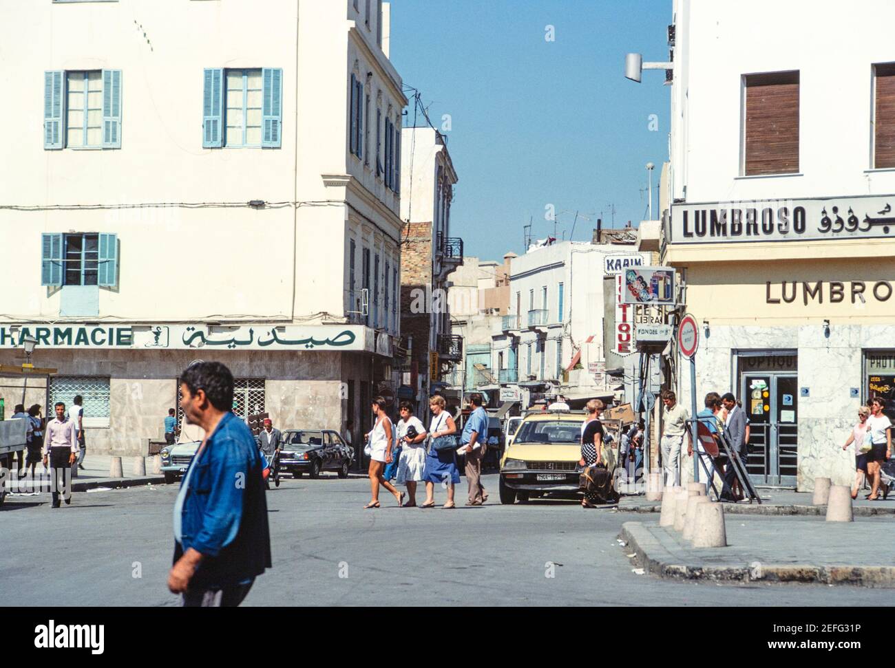 1988 Tunis - Street scene,Historic District of Tunis in der Nähe der Bab el Bhar Rue Mongi Slim, The Pharmacie and Opcians Lumbroso sind immer noch an der gleichen Stelle im Jahr 2020,Tunis,Tunesien, Nordafrika Stockfoto