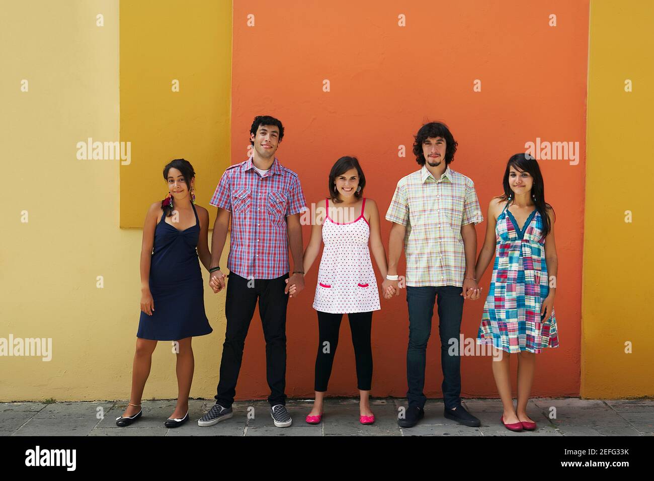 Porträt von zwei junge Männer und drei junge Frauen stehen mit ihren Händchen, Puerto Rico Stockfoto