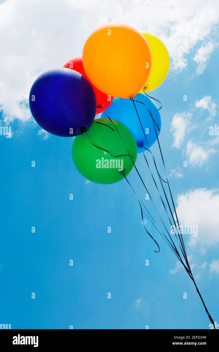 Low-Winkel-Ansicht der Ballons in den Himmel bilden ein regenbogenflagge Stockfoto